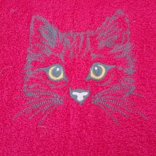 Drap de bain fushia brodé ' tête de chat ' à personnaliser